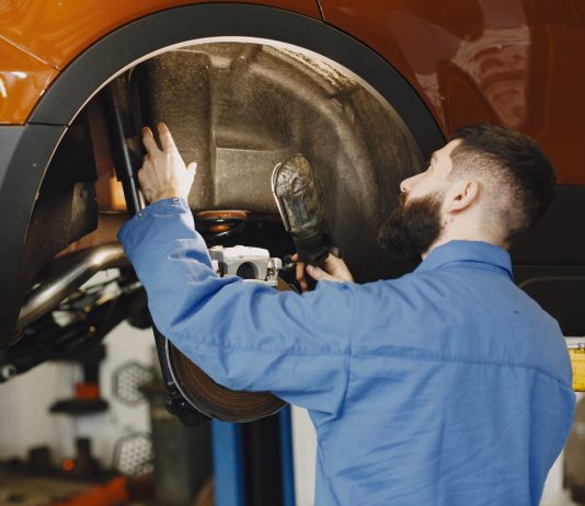 Como a Cambagem Correta Melhora a Estabilidade e o Desgaste dos Pneus como-a-cambagem-correta-melhora-a-estabilidade-e-o-desgaste-dos-pneus-imagem-capa-della-via