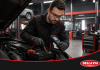 Seu carro demora a ligar? Veja quando testar a bateria Mecânico Realizando teste de bateria - Della Via Pneus
