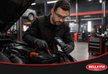 Seu carro demora a ligar? Veja quando testar a bateria Mecânico Realizando teste de bateria - Della Via Pneus
