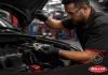 Troca de óleo atrasada destrói o motor? Veja os riscos Mecânico realizando troca de óleo - Della Via Pneus